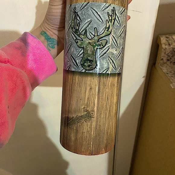 NIB DEER HUNTER WOODGRAIN W/Diamond plate strip through middle behind Camo deer - Picture 6 of 7